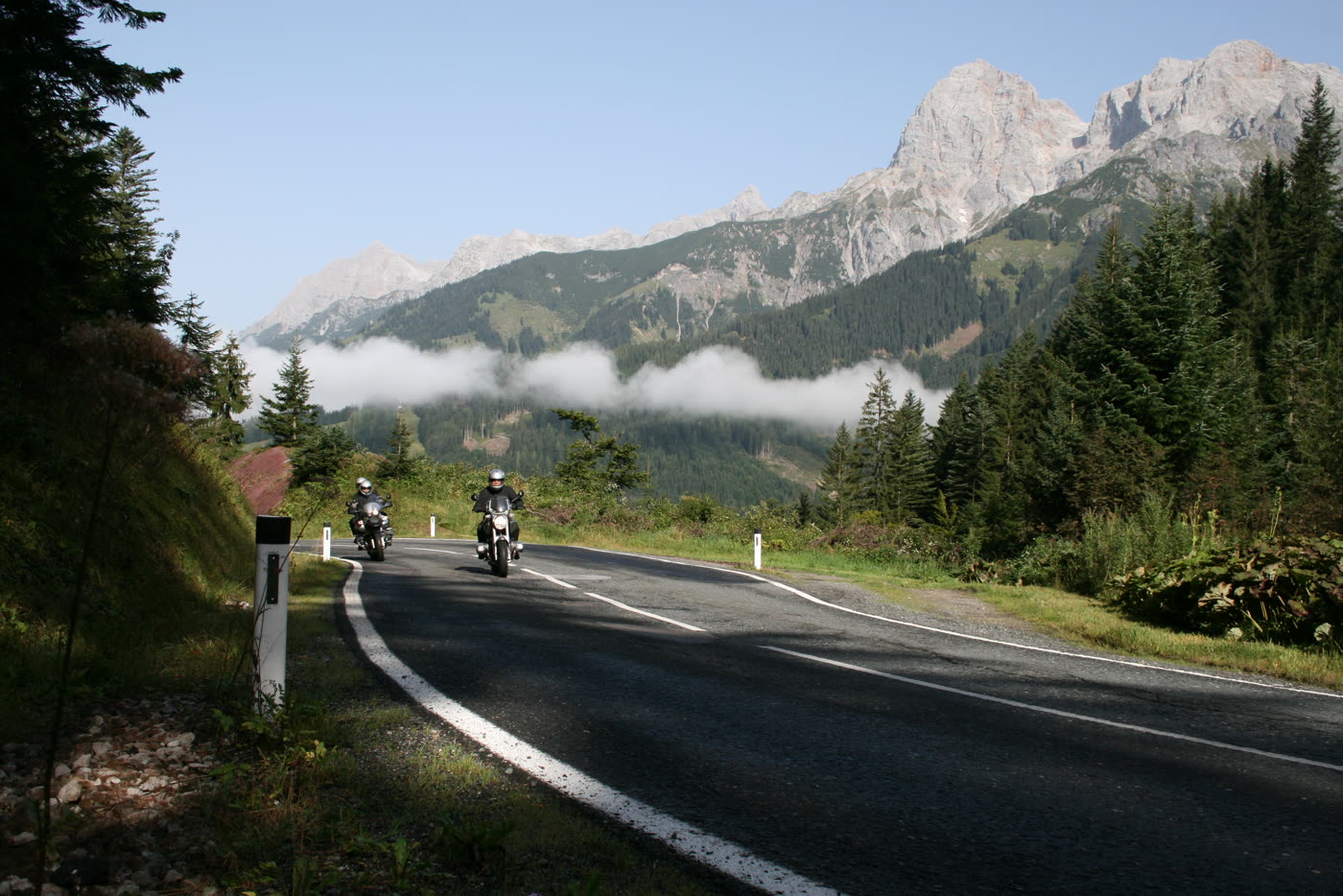 Motorräder auf der Auffahrt zum Filzensattel vor schroffen Felsgipfeln Motorräder auf der Auffahrt zum Filzensattel vor schroffen Felsgipfeln