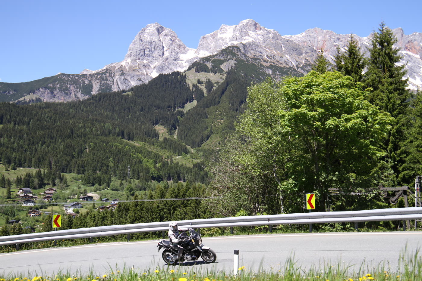 Motorrad auf der Landstraße vor den Felswänden des Steinernen Meeres Motorrad auf der Landstraße vor den Felswänden des Steinernen Meeres